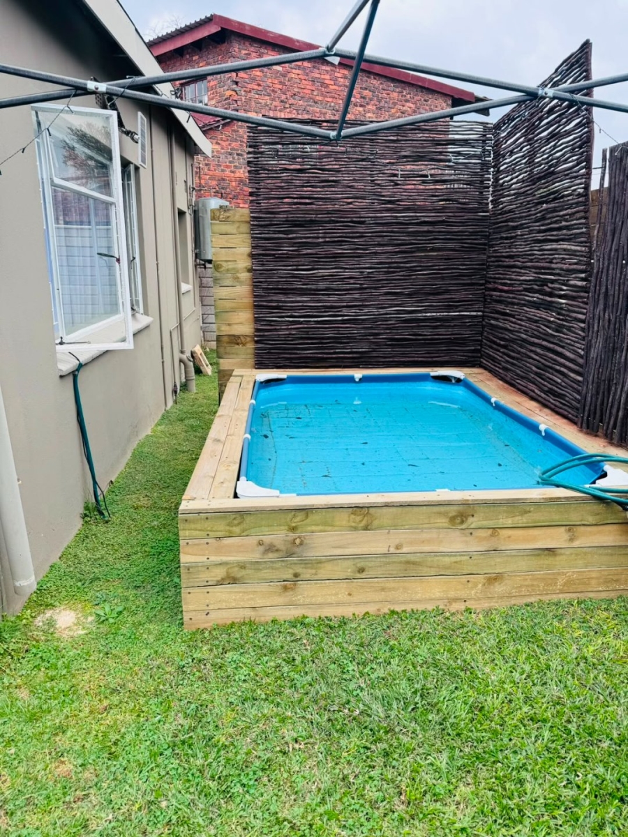 To Let 2 Bedroom Property for Rent in Meerhof North West